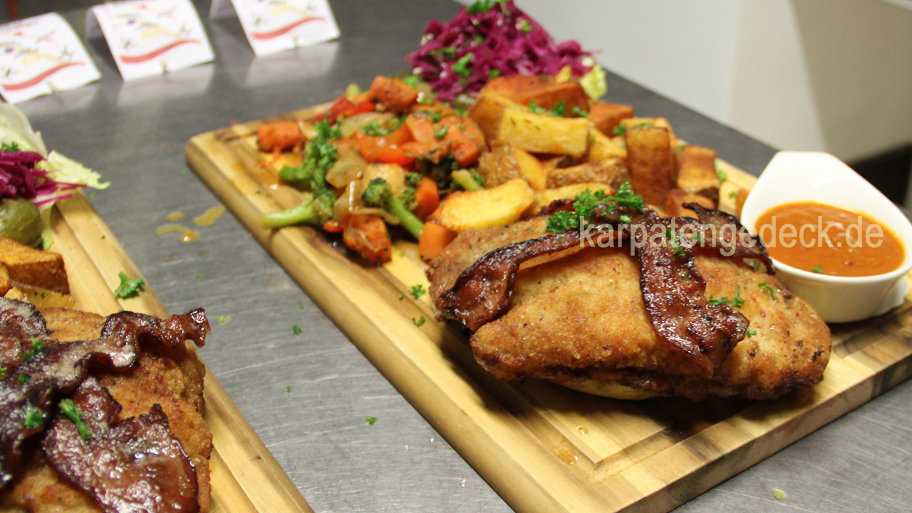 Karpatenschnitzel, Schnitzel, Karpaten, Gastronomie, Restaurant, Brimsenkäse, Slivovice Sauce,